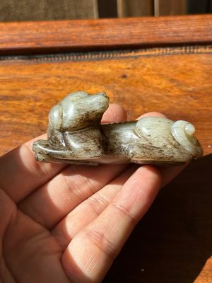 A Chinese partly black coloured white jade dog carving, Qing — foto 1