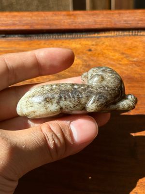 A Chinese partly black coloured white jade dog carving, Qing — foto 3