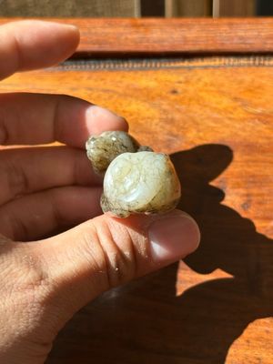 A Chinese partly black coloured white jade dog carving, Qing — foto 4