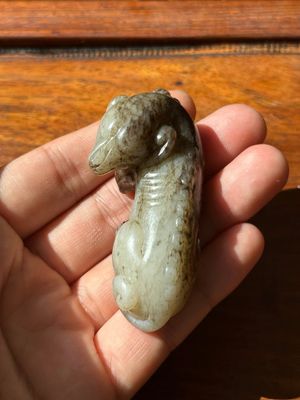 A Chinese partly black coloured white jade dog carving, Qing — foto 5