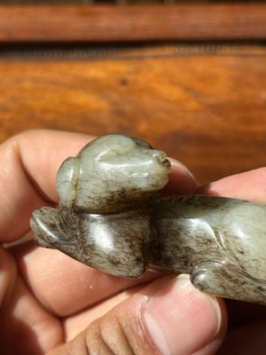 A Chinese partly black coloured white jade dog carving, Qing — foto 6