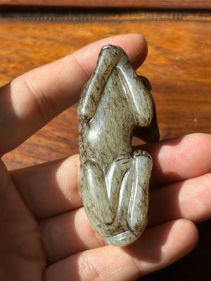 A Chinese partly black coloured white jade dog carving, Qing — foto 7