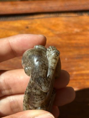A Chinese partly black coloured white jade dog carving, Qing — foto 8