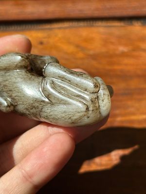 A Chinese partly black coloured white jade dog carving, Qing — foto 9
