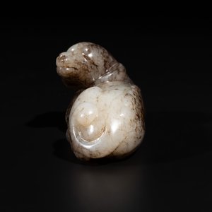 A Chinese partly black coloured white jade dog carving, Qing — foto 2