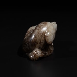 A Chinese partly black coloured white jade dog carving, Qing — foto 4