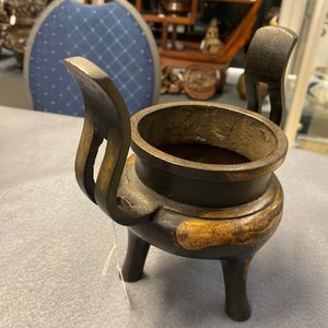 A Chinese partly gilded bronze tripod censer and cover, Ming — 照片 16