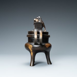 A Chinese partly gilded bronze tripod censer and cover, Ming — 照片 3