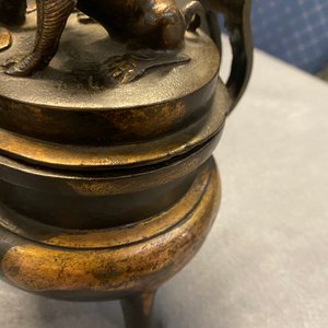 A Chinese partly gilded bronze tripod censer and cover, Ming — 照片 31