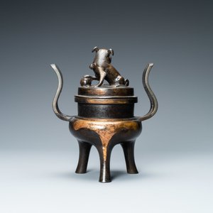 A Chinese partly gilded bronze tripod censer and cover, Ming — 照片 4