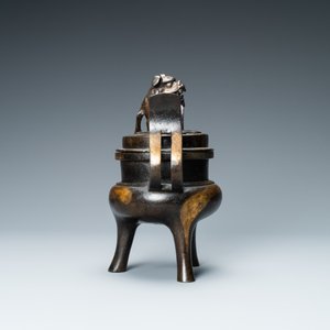 A Chinese partly gilded bronze tripod censer and cover, Ming — 照片 5