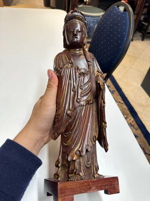 A Chinese partly gilt and lacquered wooden sculpture of Guanyin, Ming — photo 1
