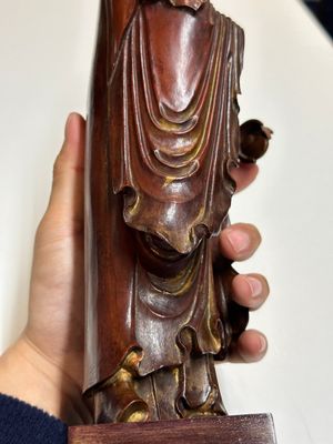 A Chinese partly gilt and lacquered wooden sculpture of Guanyin, Ming — photo 9