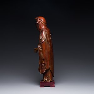 A Chinese partly gilt and lacquered wooden sculpture of Guanyin, Ming — photo 3