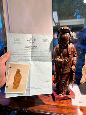 A Chinese partly gilt and lacquered wooden sculpture of Guanyin, Ming — 照片 11