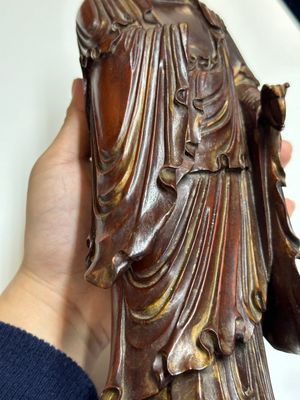 A Chinese partly gilt and lacquered wooden sculpture of Guanyin, Ming — 照片 5