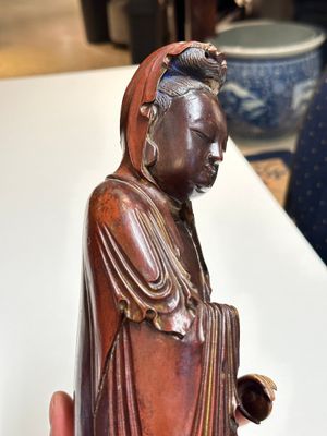 A Chinese partly gilt and lacquered wooden sculpture of Guanyin, Ming — 照片 10