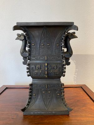 A Chinese partly gilt bronze archaistic inscribed 'fangzun' vase, 19/20th C. — 照片 1