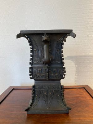 A Chinese partly gilt bronze archaistic inscribed 'fangzun' vase, 19/20th C. — 照片 2