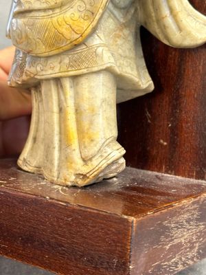 A Chinese partly polychromed soapstone figure on a wooden stand, 18th C. — photo 5