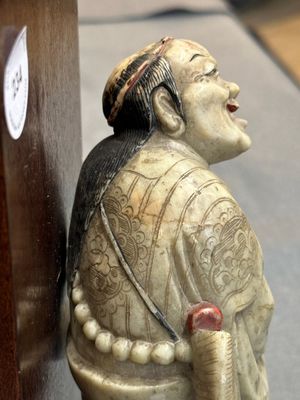 A Chinese partly polychromed soapstone figure on a wooden stand, 18th C. — photo 6
