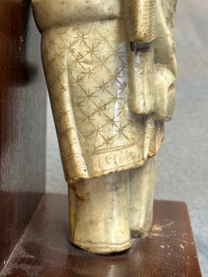 A Chinese partly polychromed soapstone figure on a wooden stand, 18th C. — photo 7