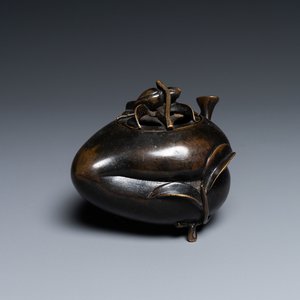 A Chinese peach-shaped bronze censer and cover, Qing — 照片 1