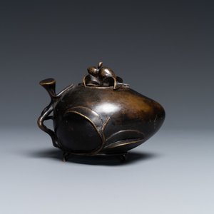 A Chinese peach-shaped bronze censer and cover, Qing — 照片 4