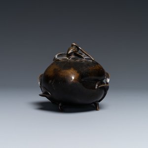 A Chinese peach-shaped bronze censer and cover, Qing — 照片 5