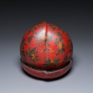 A Chinese peach-shaped painted lacquer box and cover, Qing — 照片 1
