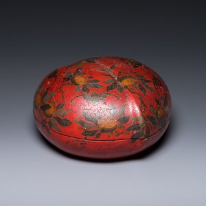 A Chinese peach-shaped painted lacquer box and cover, Qing — 照片 2