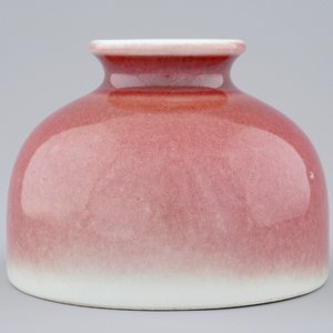 A Chinese peachbloom beehive water pot, 19/20th C. — photo 1