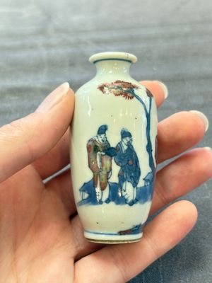 A Chinese peachbloom-crackle-glazed 'meiping' snuff bottle and a figural blue, white and copper-red snuff bottle, Yongzheng mark, 19th C. — foto 1