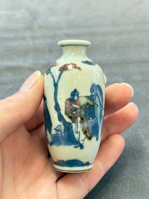 A Chinese peachbloom-crackle-glazed 'meiping' snuff bottle and a figural blue, white and copper-red snuff bottle, Yongzheng mark, 19th C. — foto 2