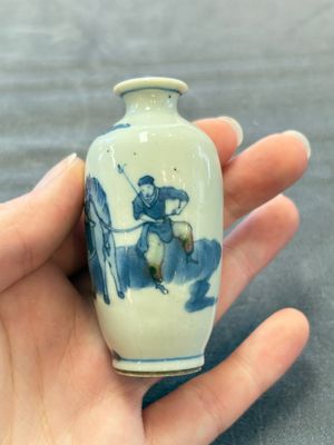 A Chinese peachbloom-crackle-glazed 'meiping' snuff bottle and a figural blue, white and copper-red snuff bottle, Yongzheng mark, 19th C. — foto 3