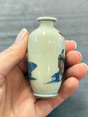 A Chinese peachbloom-crackle-glazed 'meiping' snuff bottle and a figural blue, white and copper-red snuff bottle, Yongzheng mark, 19th C. — foto 4