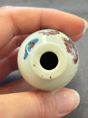 A Chinese peachbloom-crackle-glazed 'meiping' snuff bottle and a figural blue, white and copper-red snuff bottle, Yongzheng mark, 19th C. — foto 5