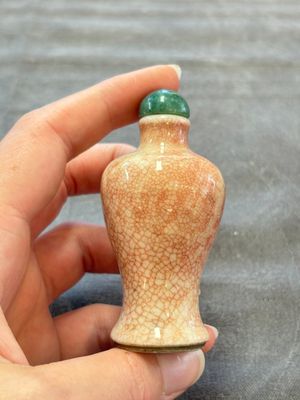 A Chinese peachbloom-crackle-glazed 'meiping' snuff bottle and a figural blue, white and copper-red snuff bottle, Yongzheng mark, 19th C. — foto 7
