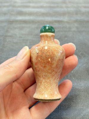 A Chinese peachbloom-crackle-glazed 'meiping' snuff bottle and a figural blue, white and copper-red snuff bottle, Yongzheng mark, 19th C. — foto 8