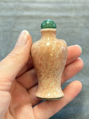 A Chinese peachbloom-crackle-glazed 'meiping' snuff bottle and a figural blue, white and copper-red snuff bottle, Yongzheng mark, 19th C. — foto 9