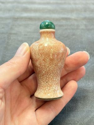A Chinese peachbloom-crackle-glazed 'meiping' snuff bottle and a figural blue, white and copper-red snuff bottle, Yongzheng mark, 19th C. — foto 10