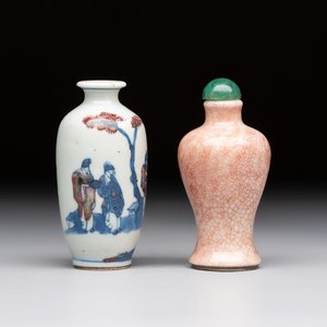 A Chinese peachbloom-crackle-glazed 'meiping' snuff bottle and a figural blue, white and copper-red snuff bottle, Yongzheng mark, 19th C. — foto 1
