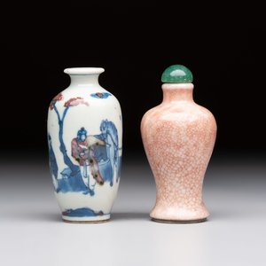A Chinese peachbloom-crackle-glazed 'meiping' snuff bottle and a figural blue, white and copper-red snuff bottle, Yongzheng mark, 19th C. — foto 2