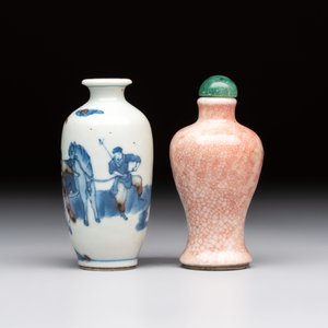 A Chinese peachbloom-crackle-glazed 'meiping' snuff bottle and a figural blue, white and copper-red snuff bottle, Yongzheng mark, 19th C. — foto 3