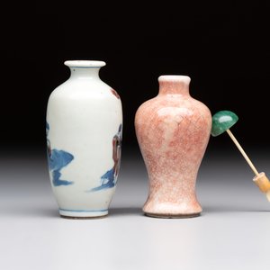 A Chinese peachbloom-crackle-glazed 'meiping' snuff bottle and a figural blue, white and copper-red snuff bottle, Yongzheng mark, 19th C. — foto 4