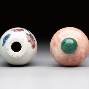 A Chinese peachbloom-crackle-glazed 'meiping' snuff bottle and a figural blue, white and copper-red snuff bottle, Yongzheng mark, 19th C. — foto 5