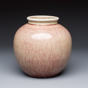 A Chinese peachbloom-glazed globular vase, 19th C. — photo 1