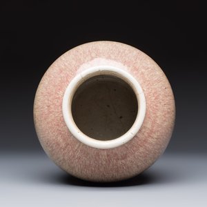 A Chinese peachbloom-glazed globular vase, 19th C. — photo 6