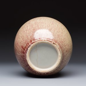 A Chinese peachbloom-glazed globular vase, 19th C. — photo 7