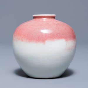 A Chinese peachbloom-glazed globular vase on stand, 19/20th C. — 照片 2